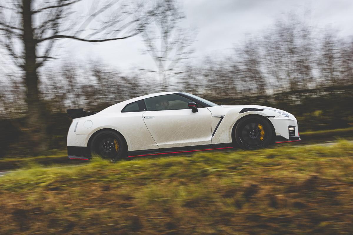 Nissan GT-R 2021 right panning