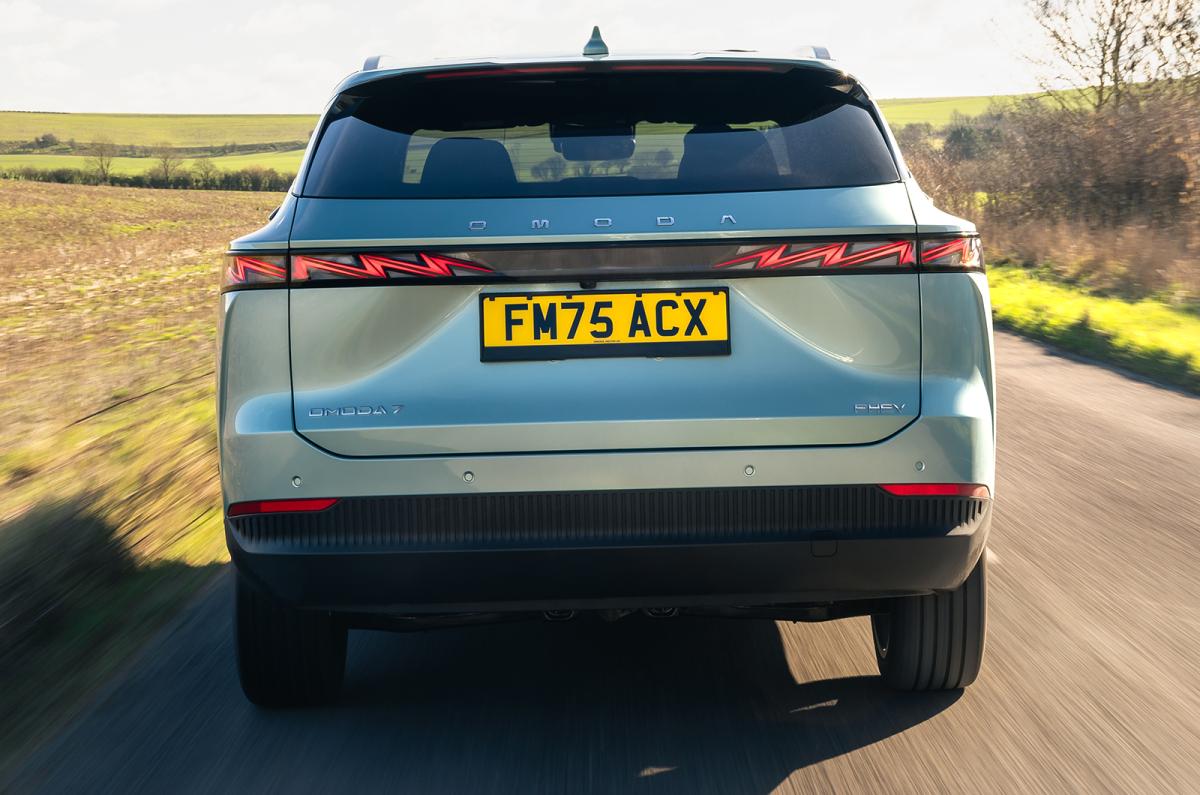Omoda 7 driving rear