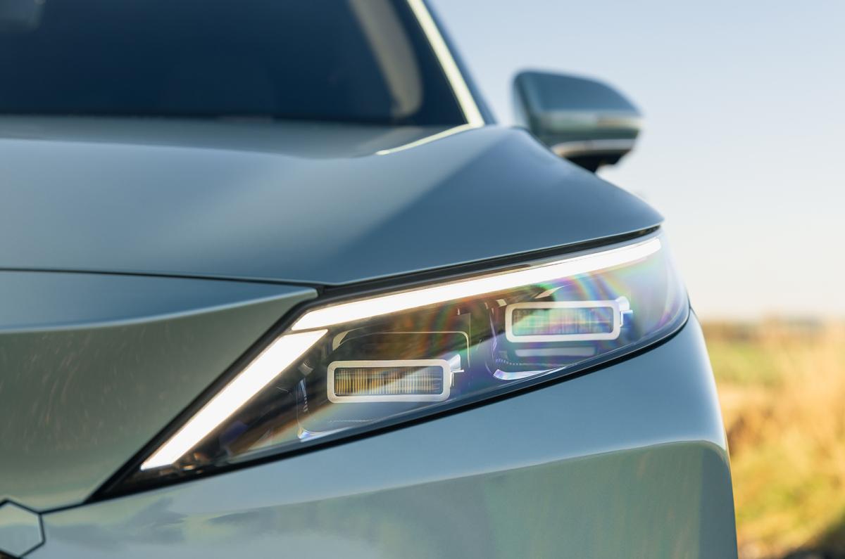 Omoda 7 headlight detail