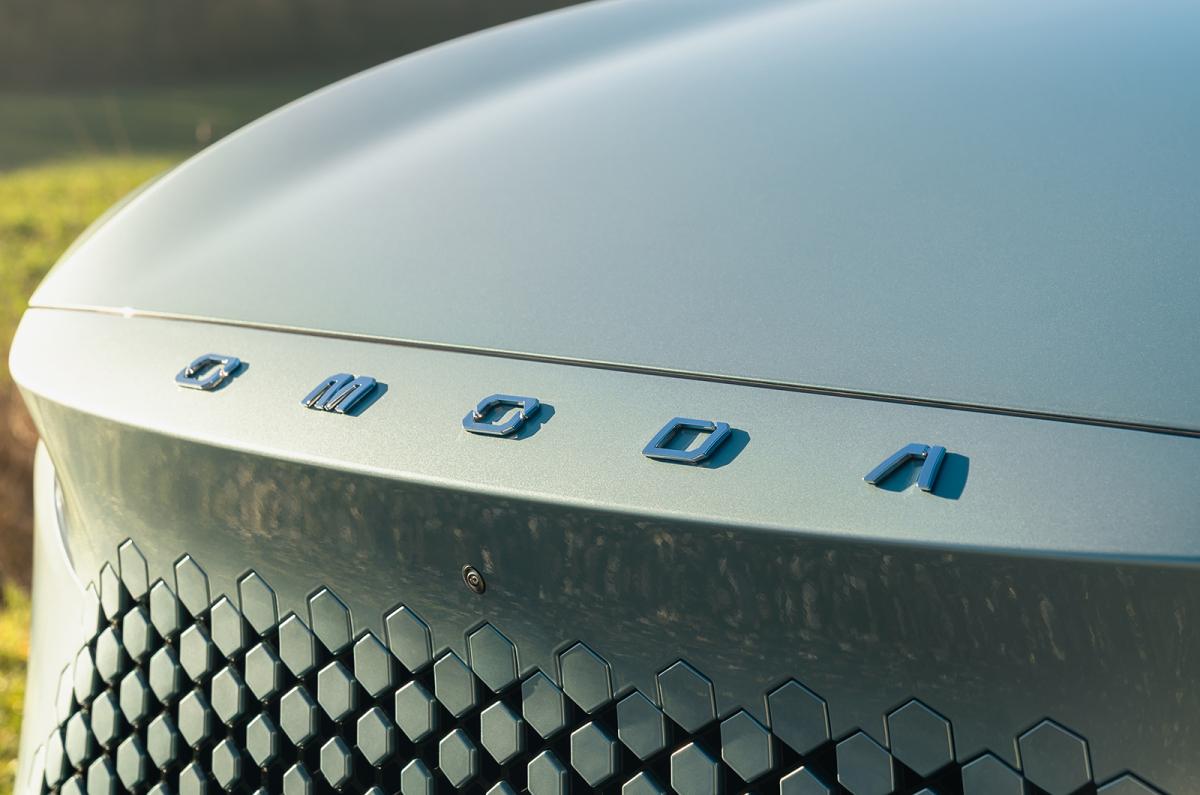 Omoda 7 lettering