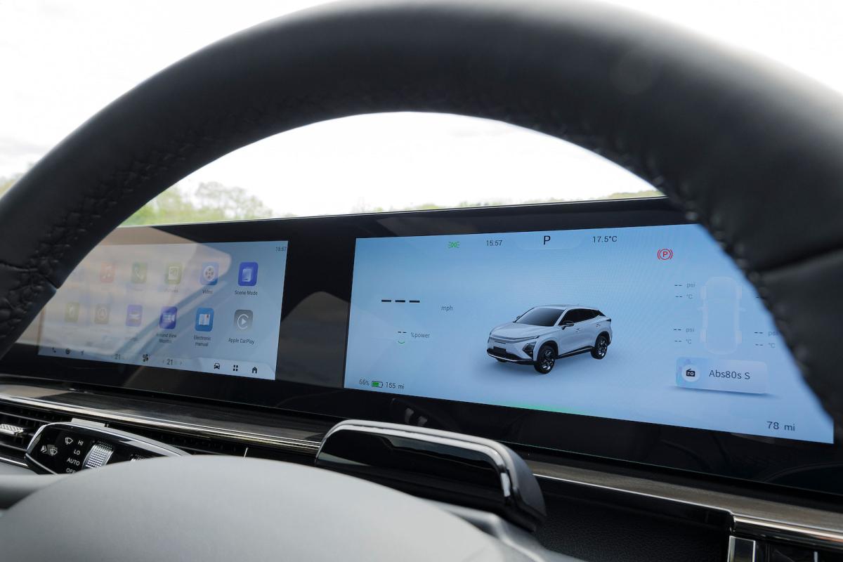 Omoda E5 steering wheel and screens