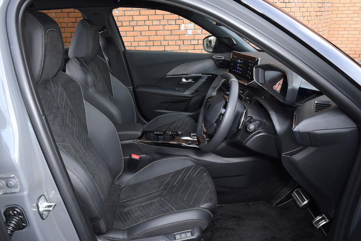 Peugeot 2008 front seats