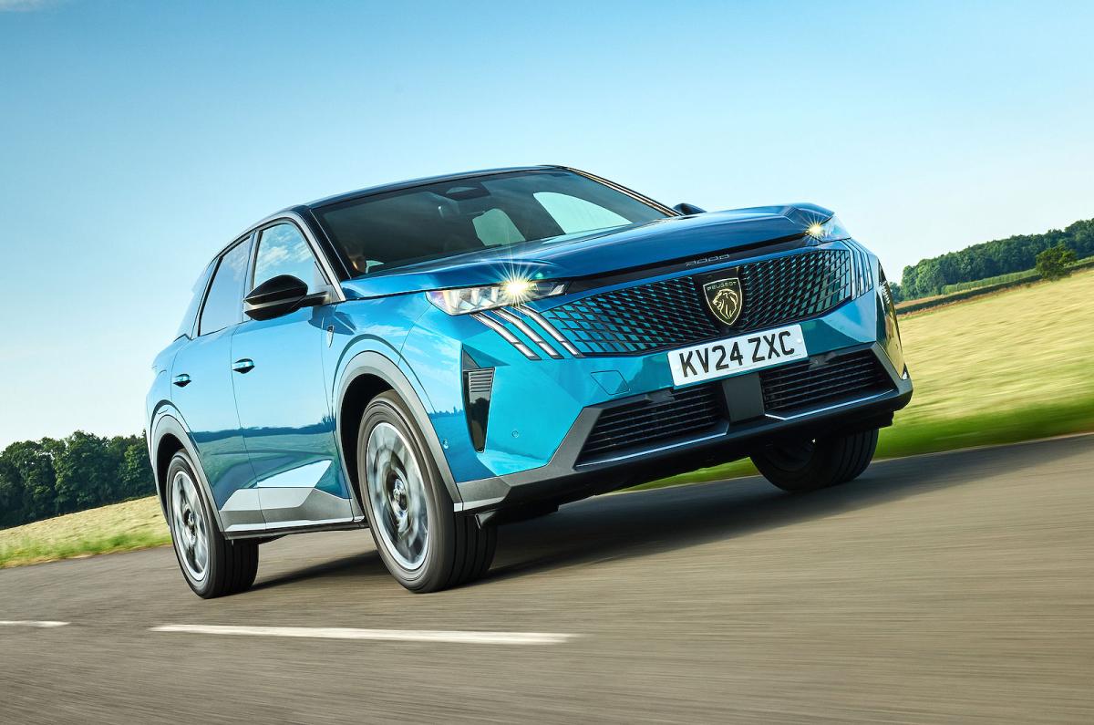 Peugeot 3008 front right driving