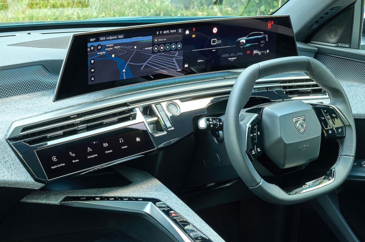 Peugeot 3008 screens and steering wheel
