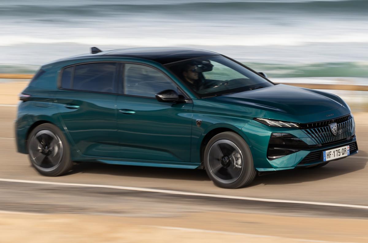 Peugeot e-308 driving front right