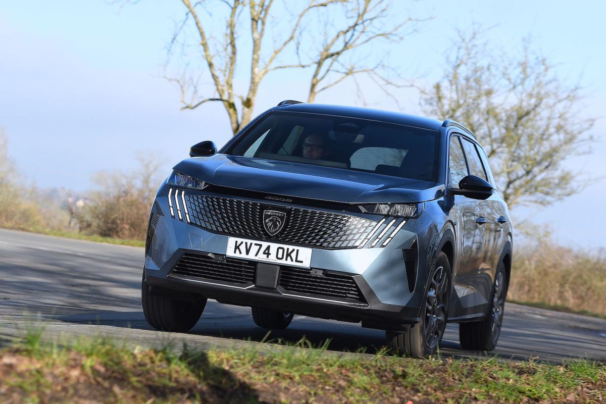 Peugeot 5008 front left driving