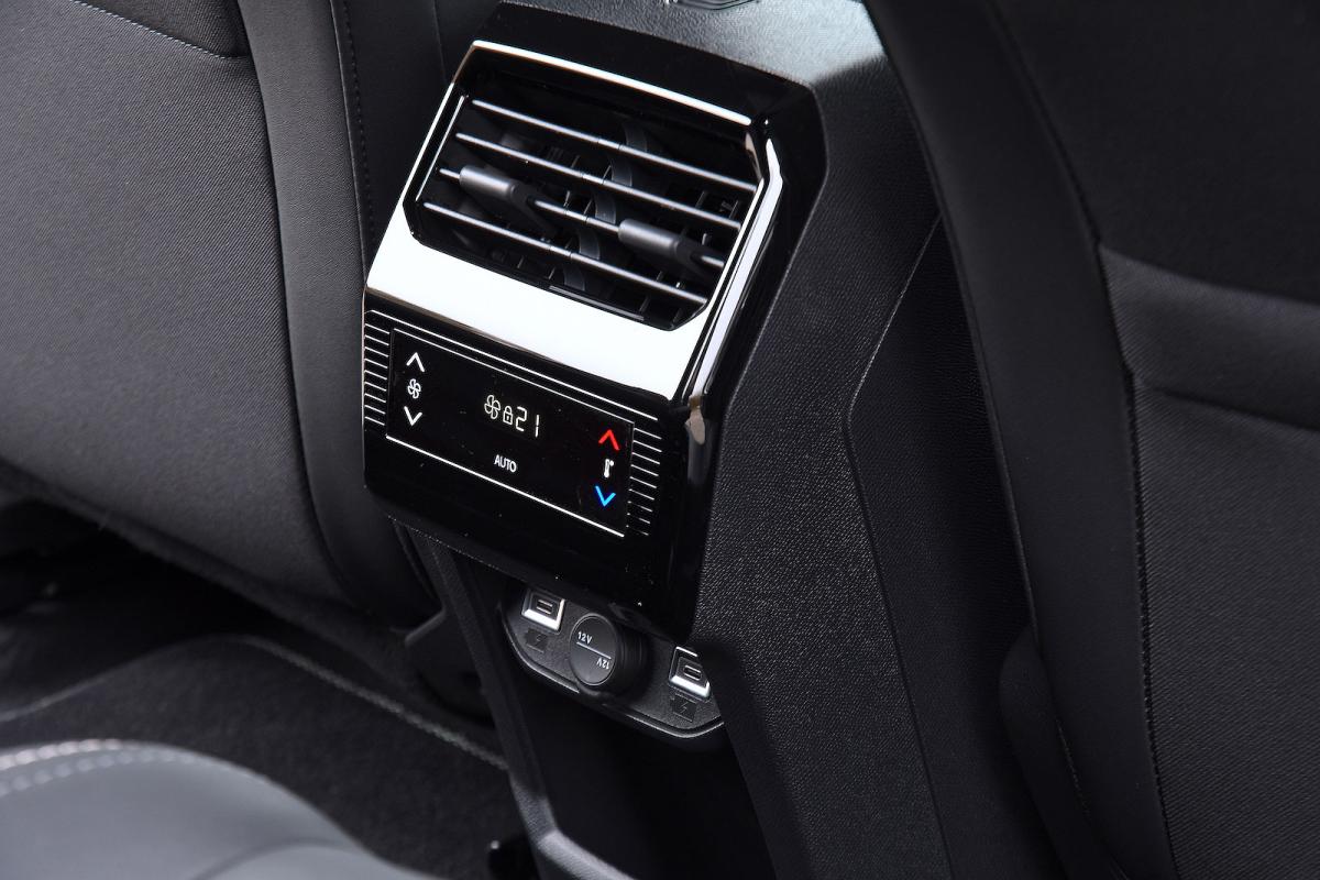 Peugeot 5008 rear interior vent