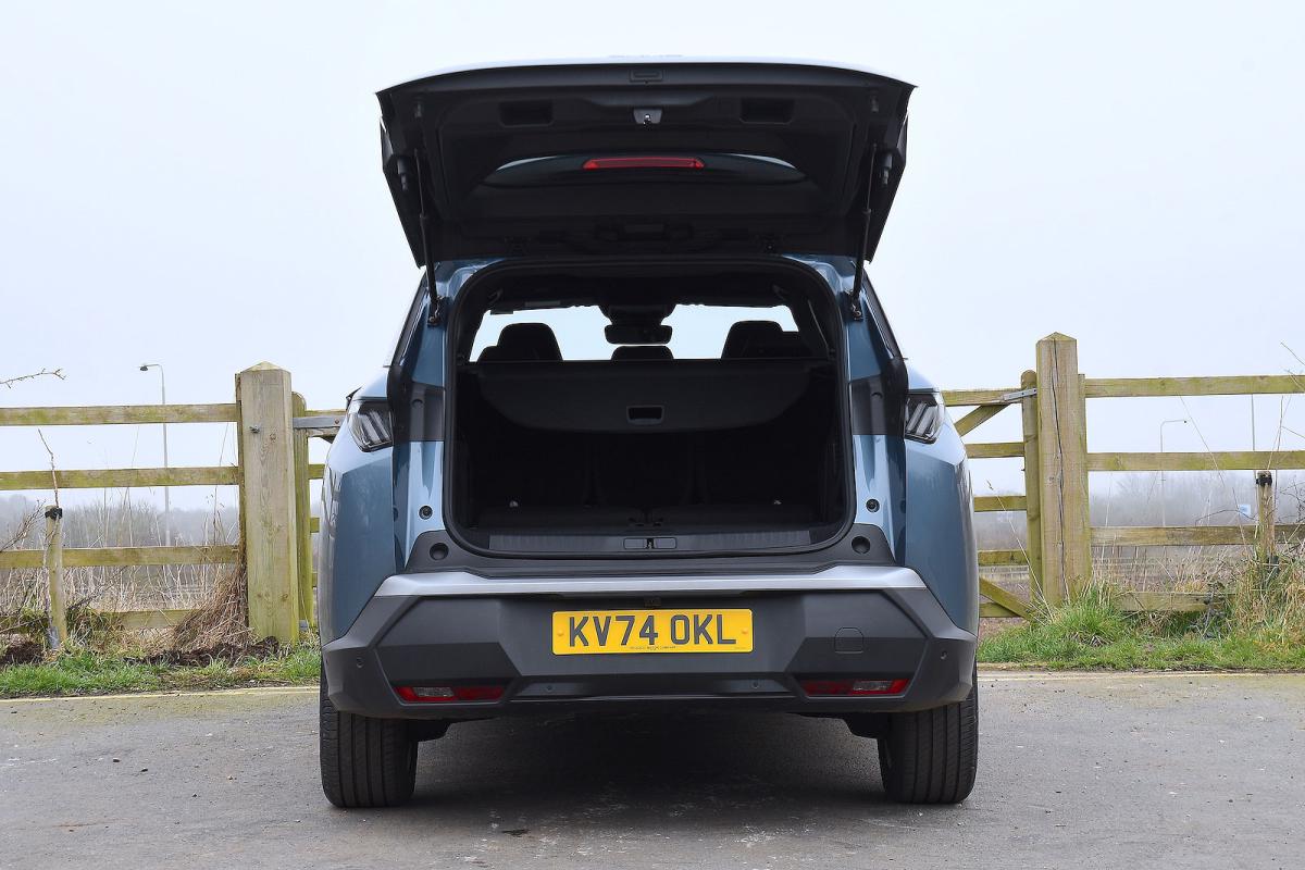 Peugeot 5008 rear static boot open