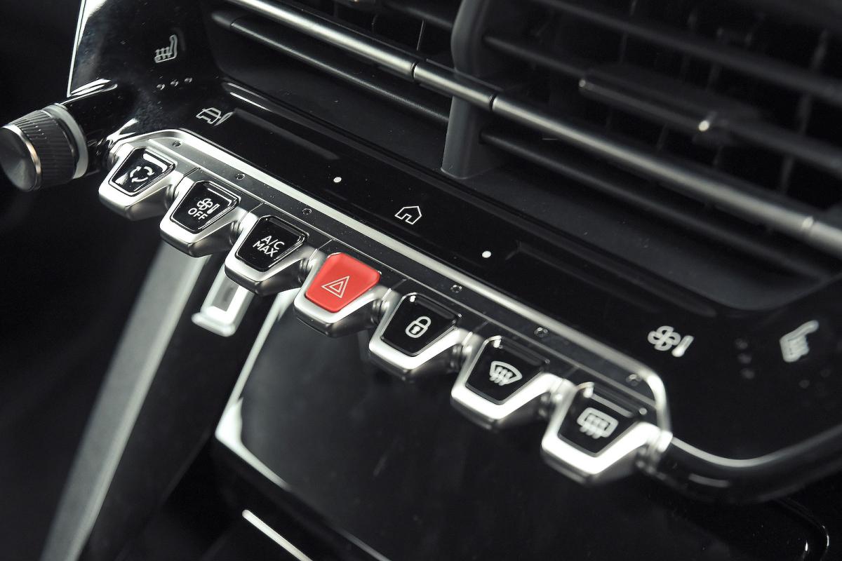Peugeot e-2008 interior air-con controls
