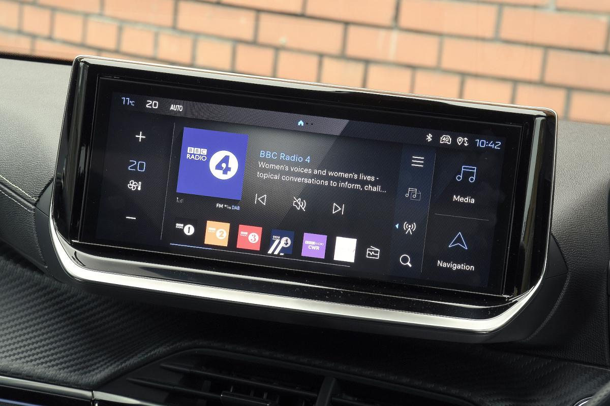 Peugeot e-2008 interior infotainment