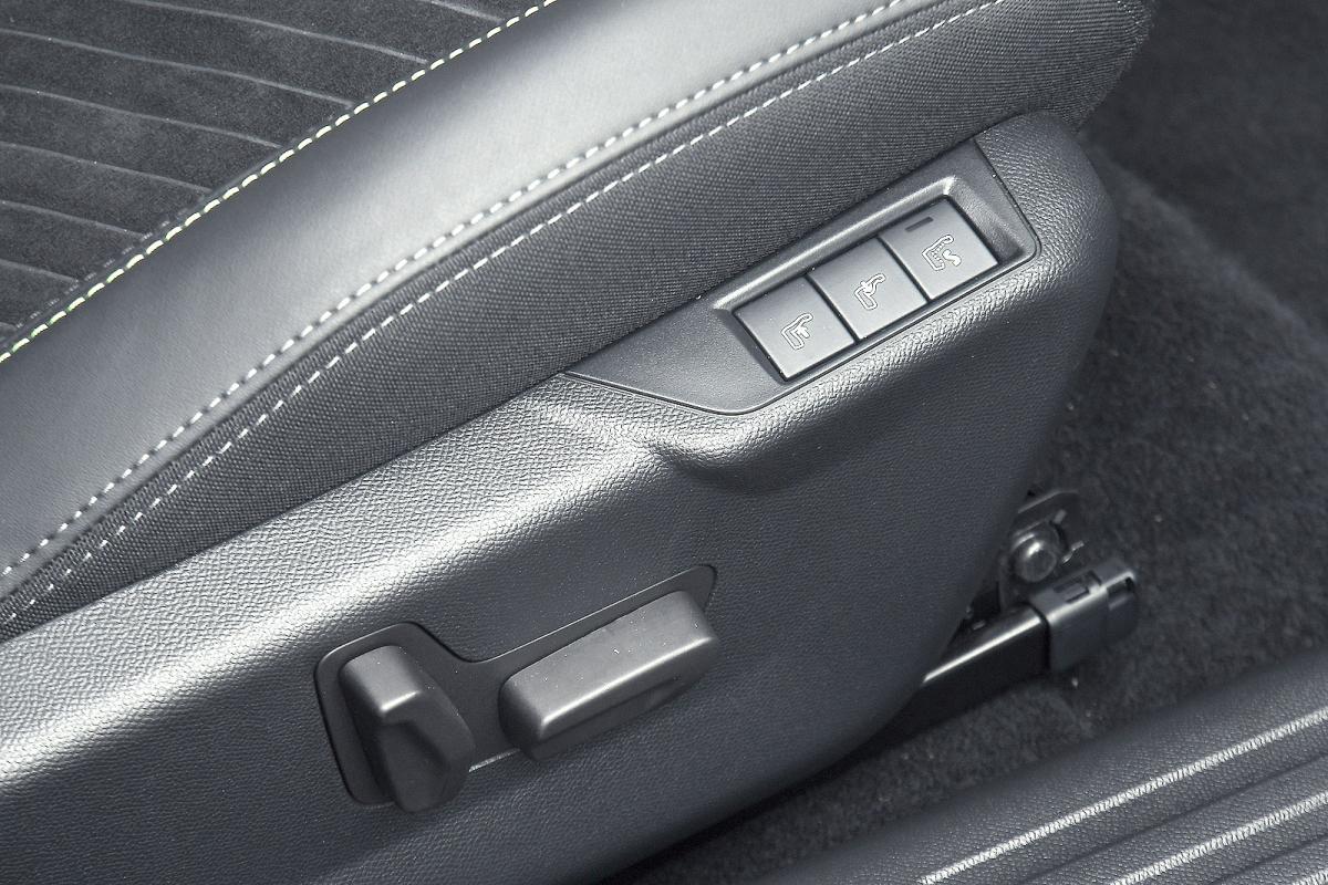 Peugeot e-2008 interior seat detail