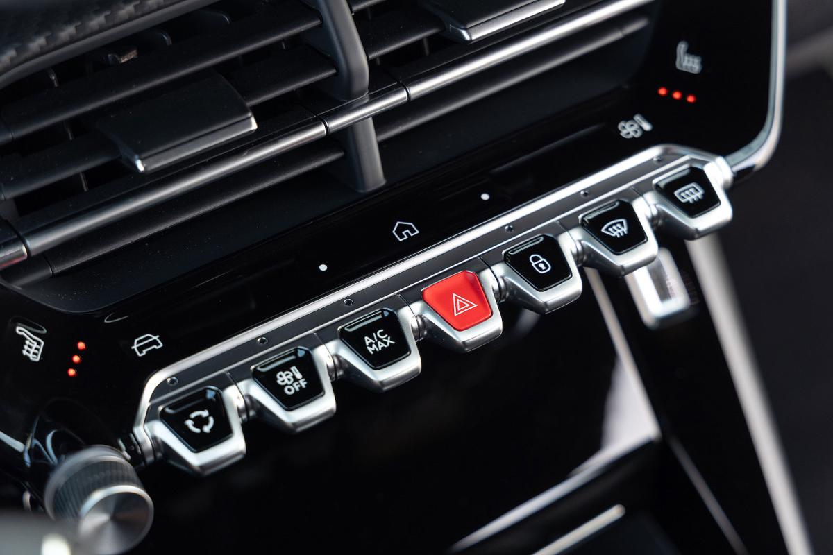 Peugeot e-208 interior detail