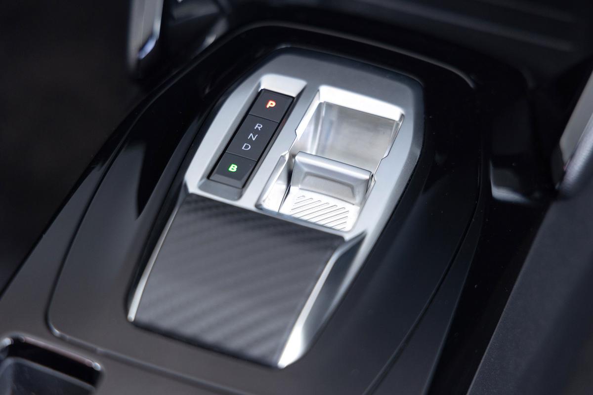Peugeot e-208 interior detail