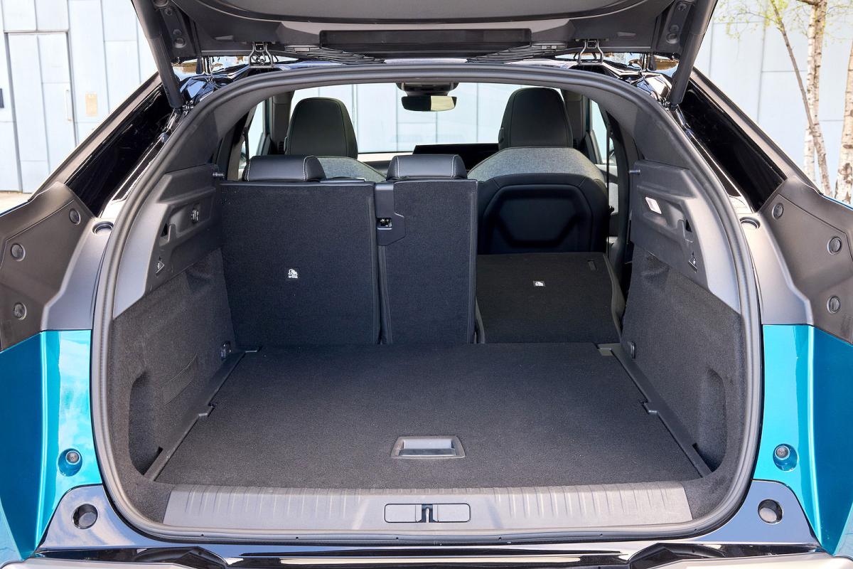 Peugeot E-3008 boot open