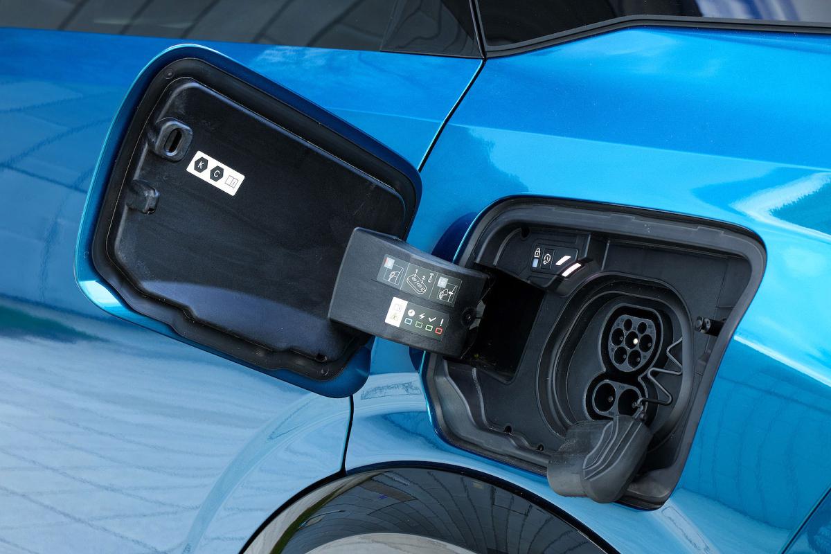 Peugeot E-3008 charging socket