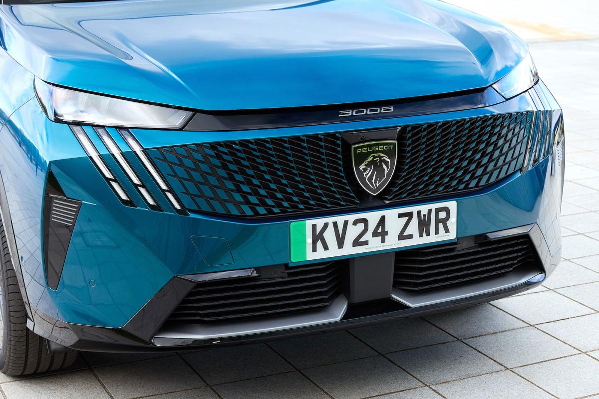 Peugeot E-3008 front detail