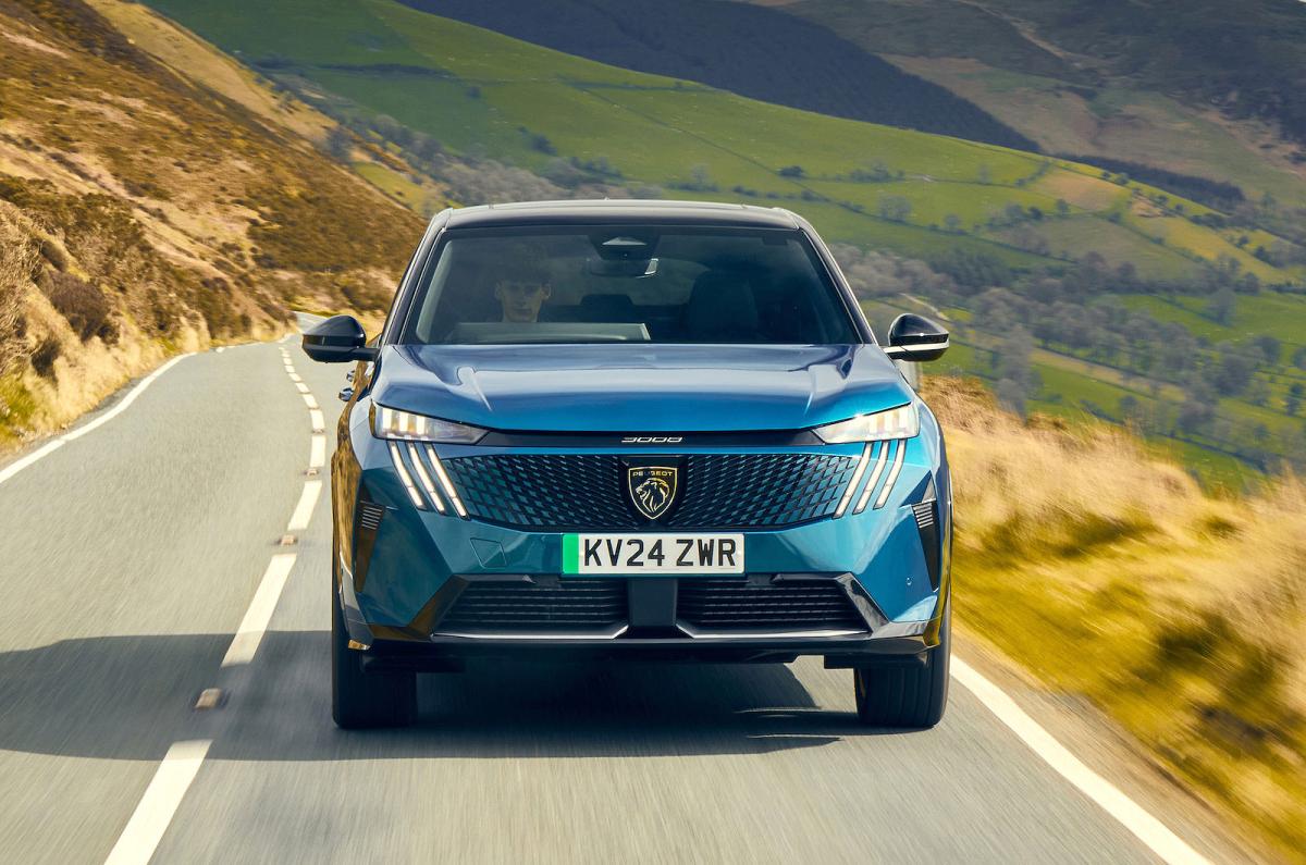 Peugeot E-3008 front driving