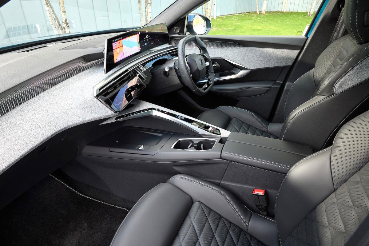Peugeot E-3008 interior front seats