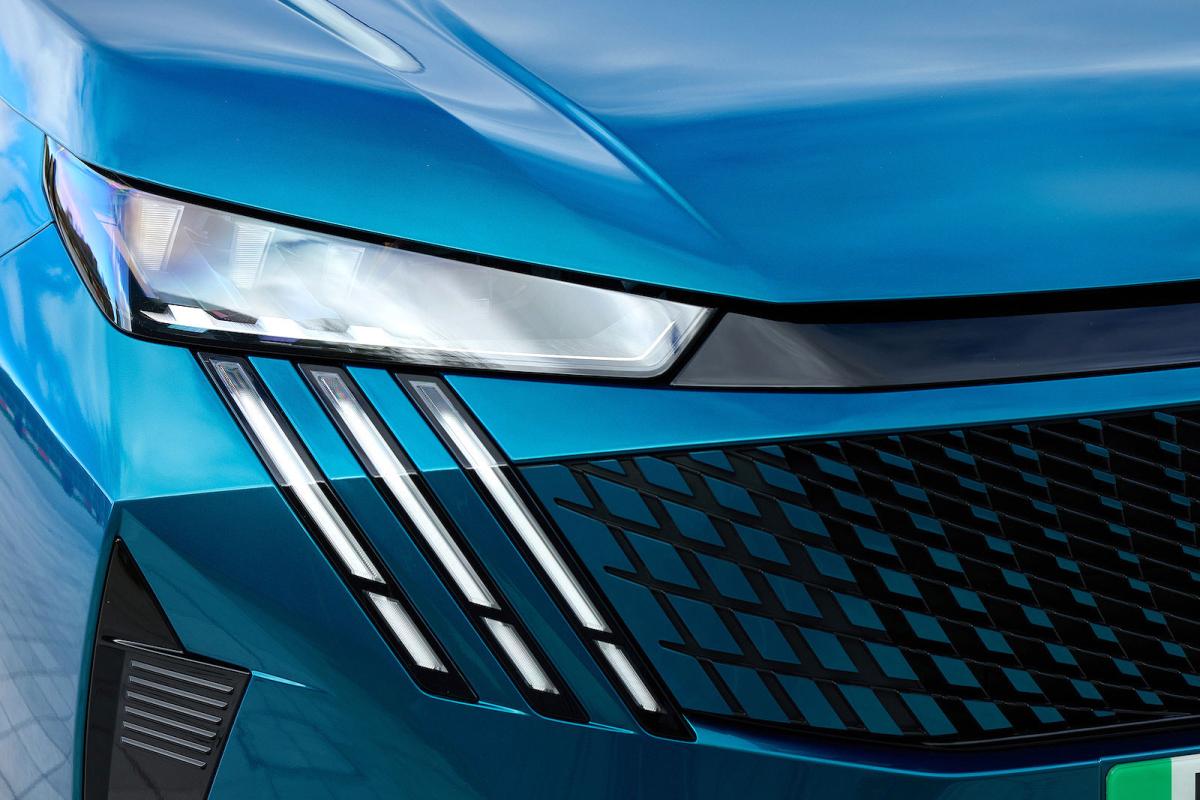 Peugeot E-3008 headlights detail