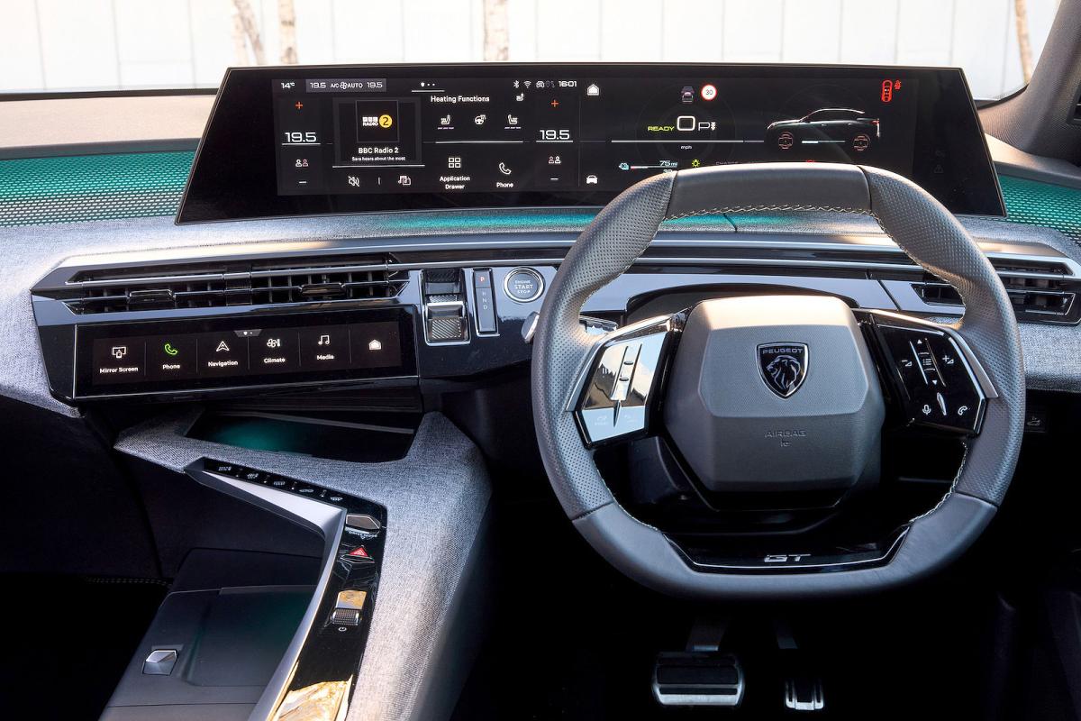 Peugeot E-3008 steering wheel and screens