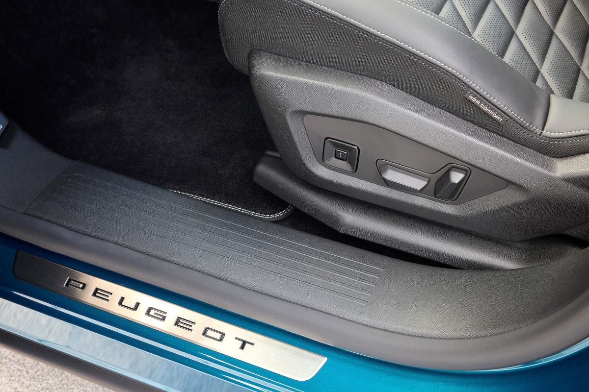 Peugeot E-3008 kickplate detail