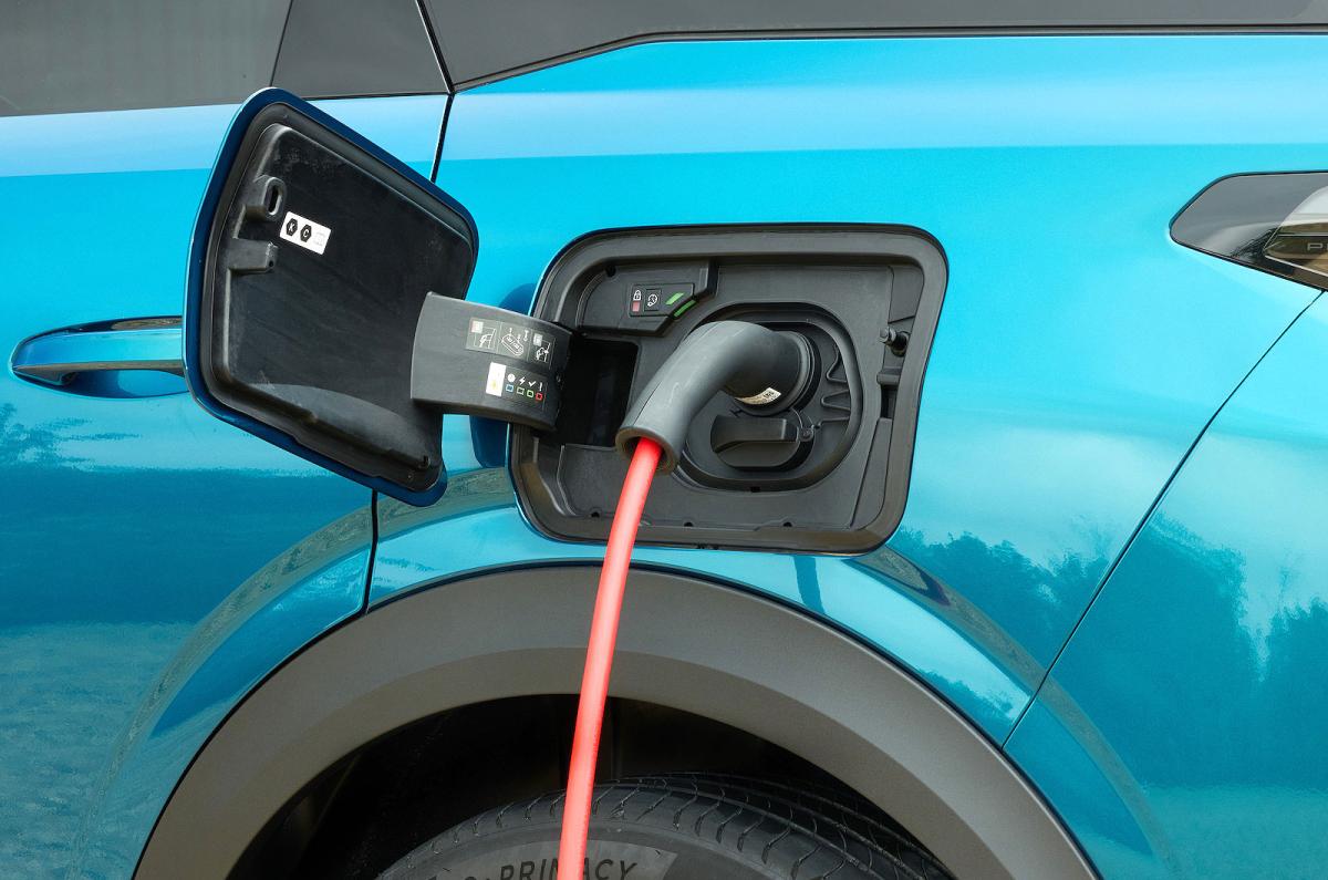 Peugeot e-5008 charging socket