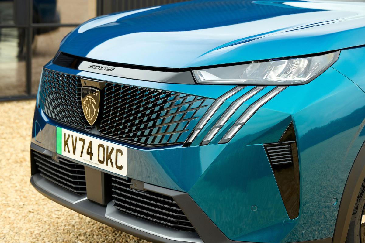 Peugeot e-5008 front detail
