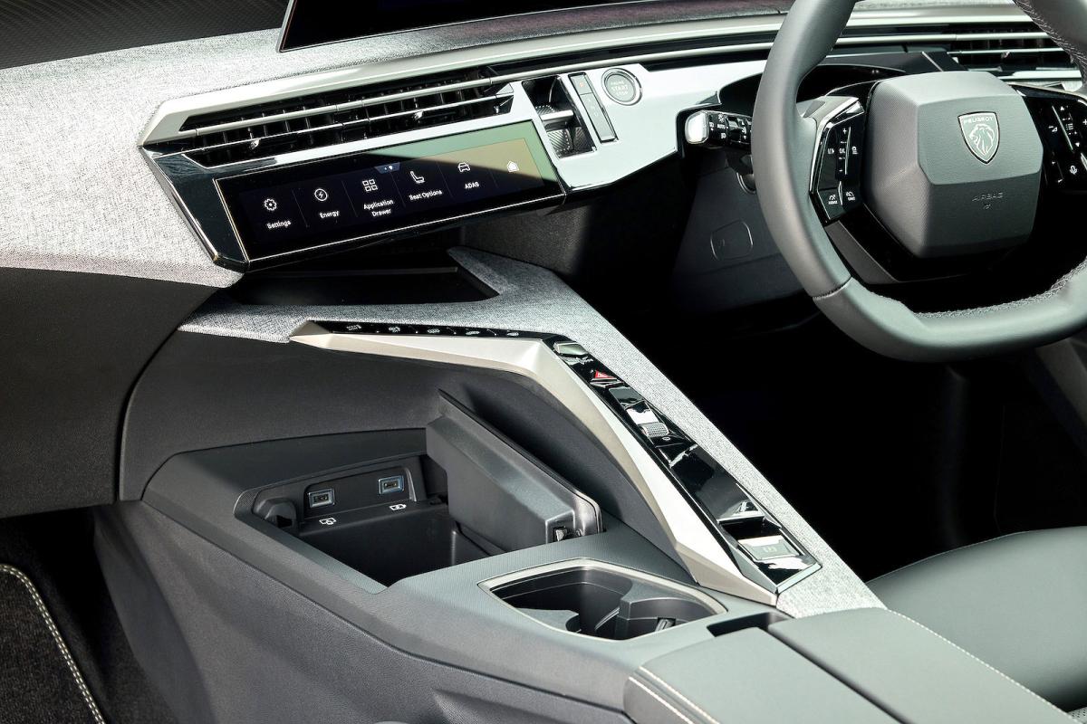 Peugeot e-5008 interior