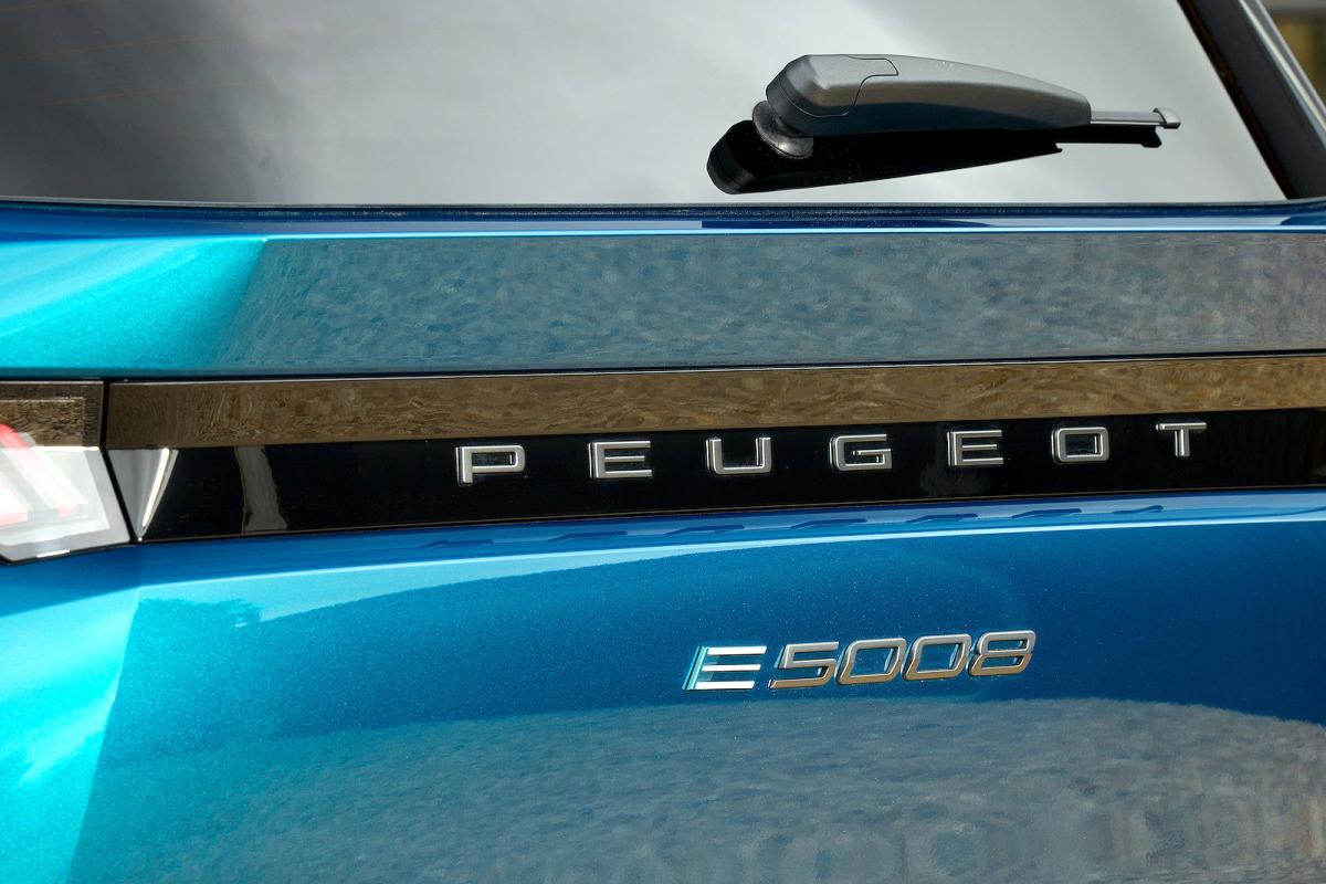 Peugeot e-5008 rear badge