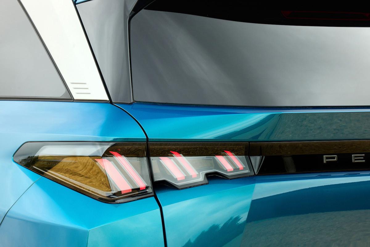 Peugeot e-5008 rear lights