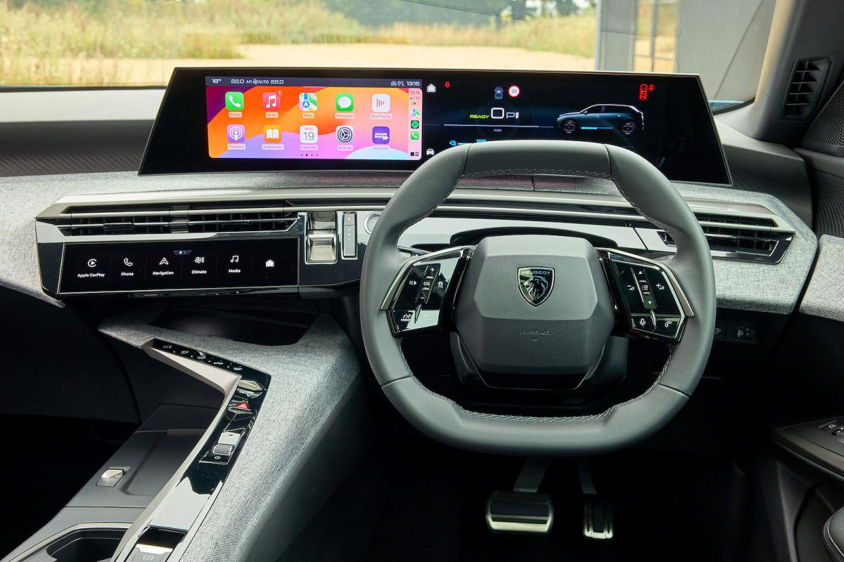 Peugeot e-5008 steering wheel and screens