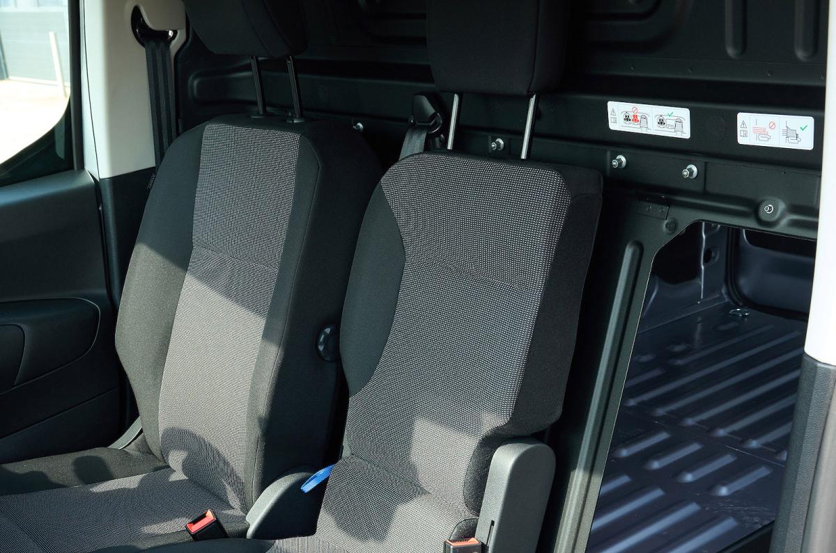Peugeot e-Partner front seats