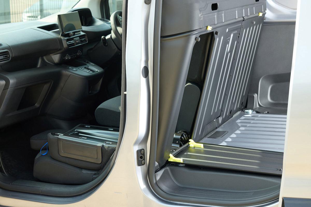 Peugeot e-Partner load-through hatch