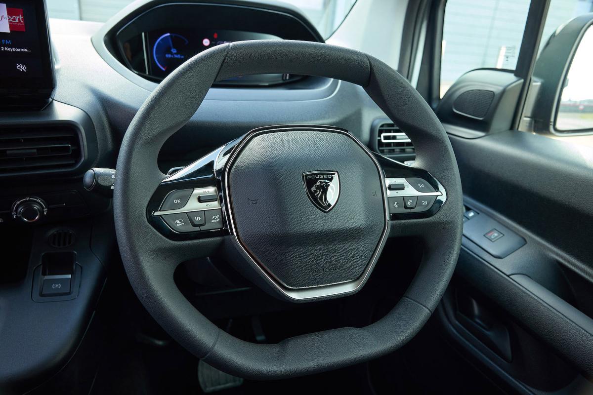 Peugeot e-Partner steering wheel