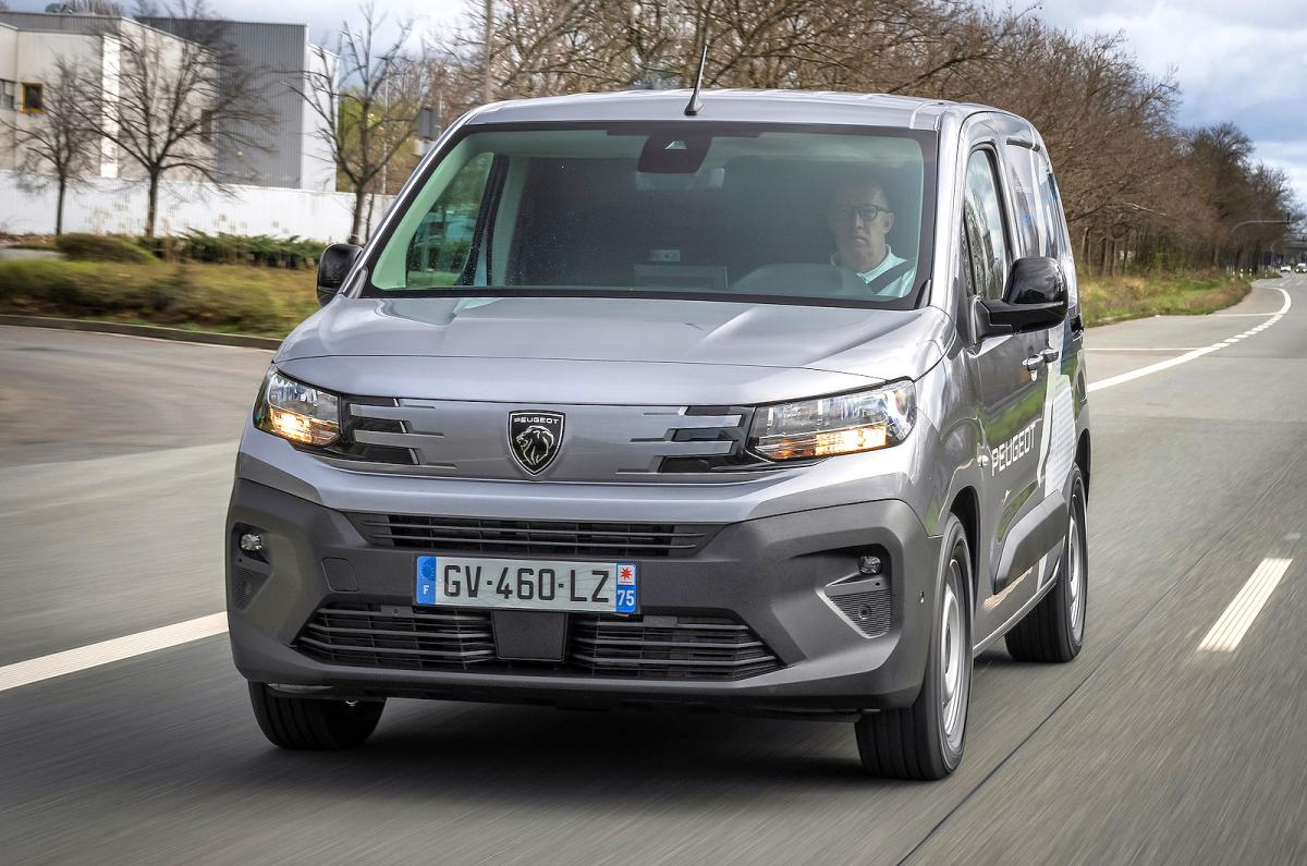 Peugeot Partner front left driving