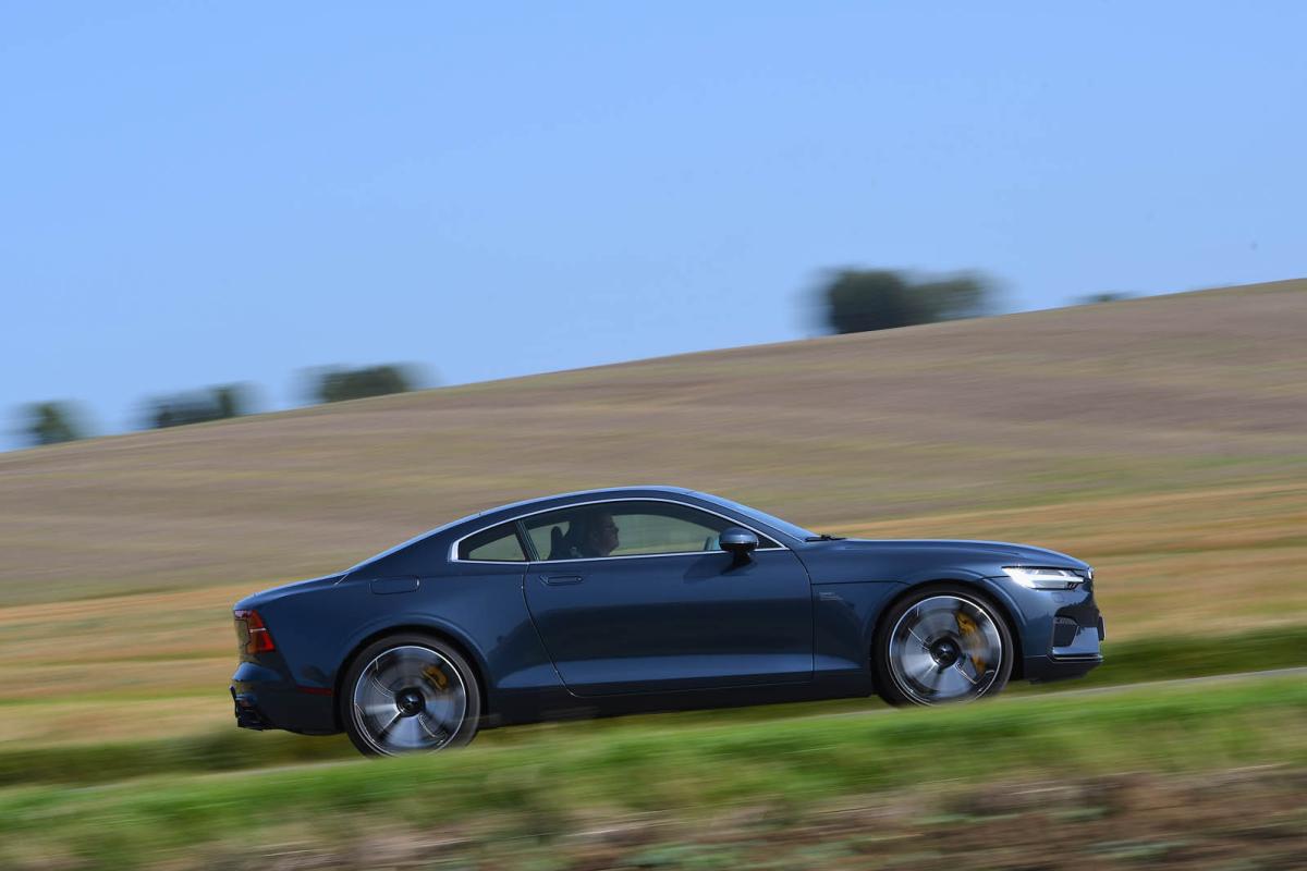 Polestar 1 2021 right panning