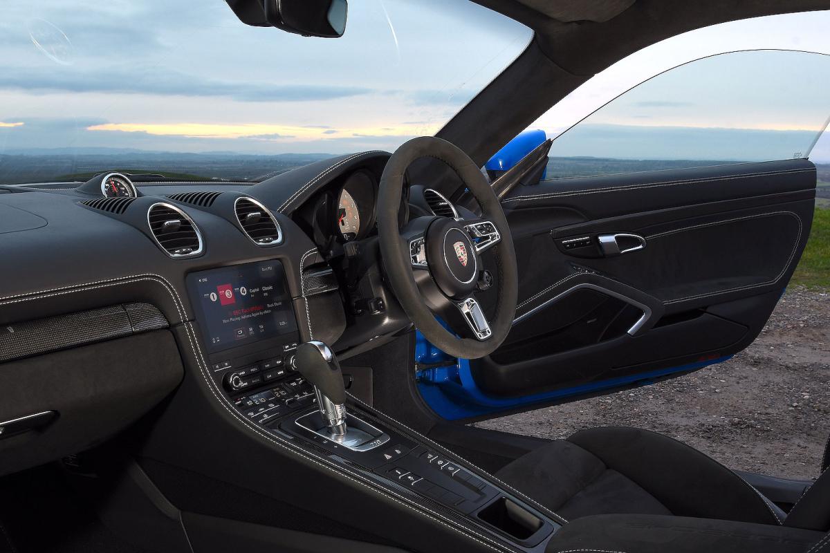 Porsche 718 Cayman dashboard