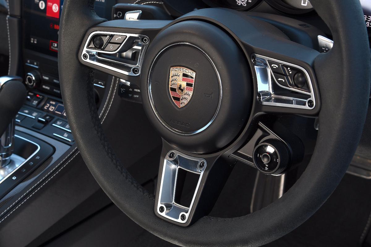 Porsche 718 Cayman steering wheel