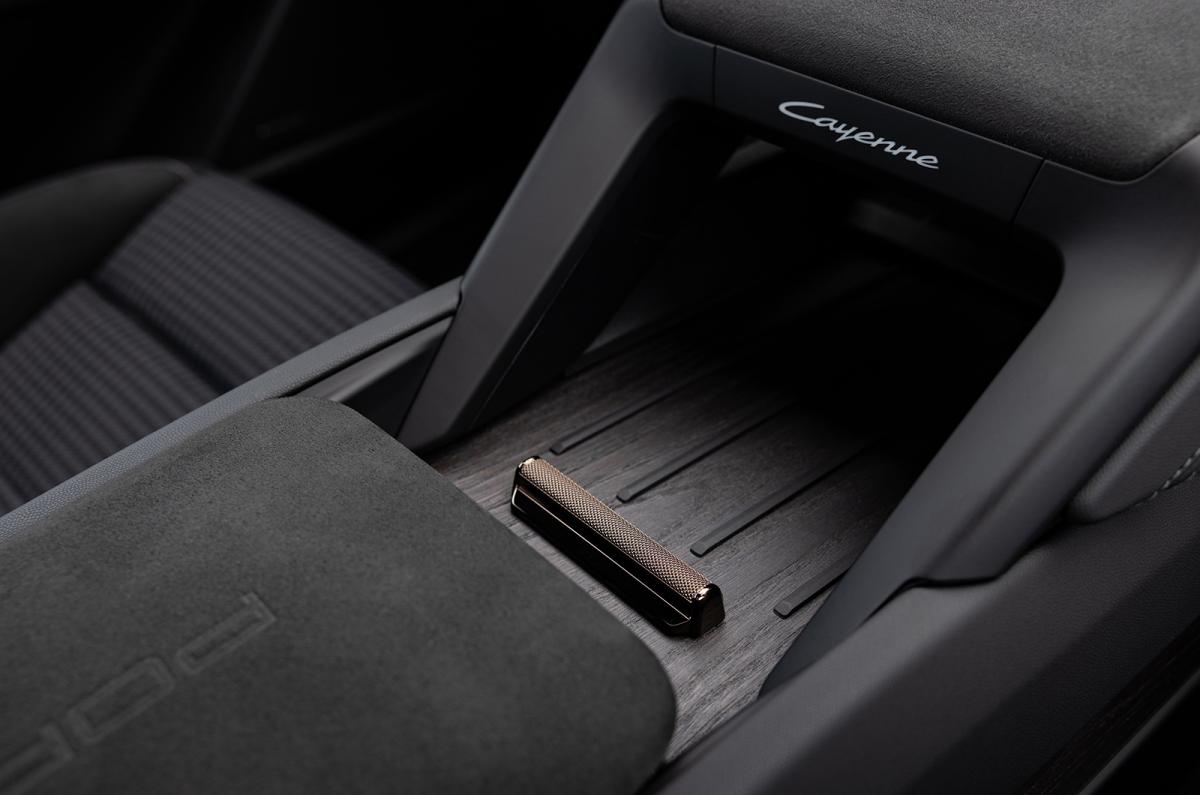Porsche Cayenne Coupé Electric wireless charger