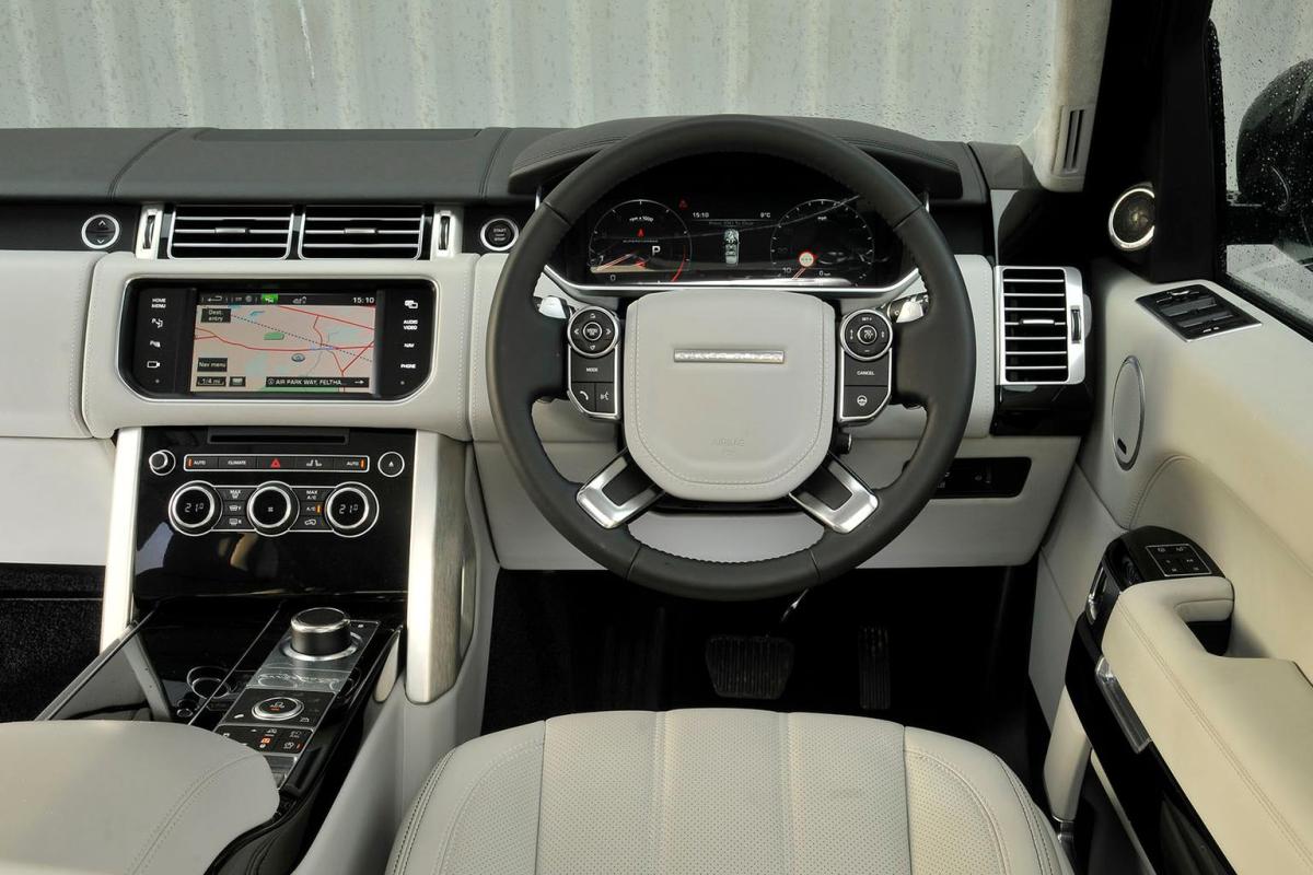 Used Range Rover dashboard