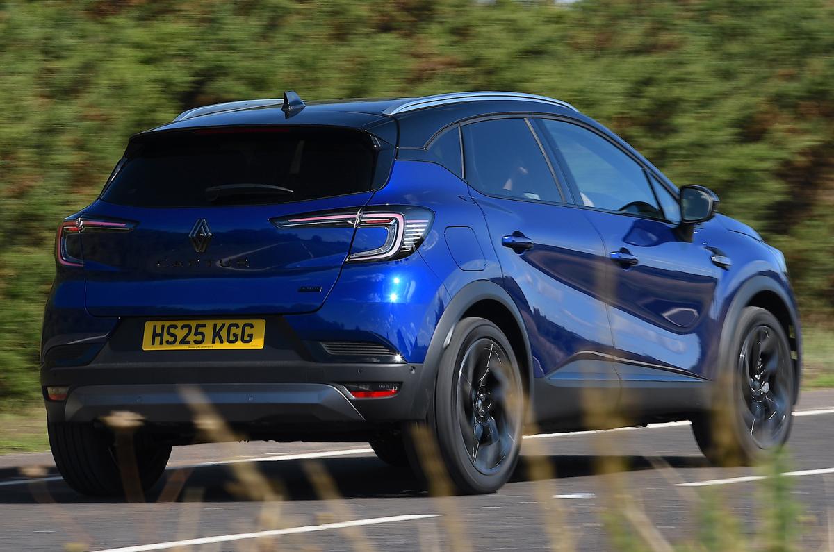 Renault Captur driving rear right
