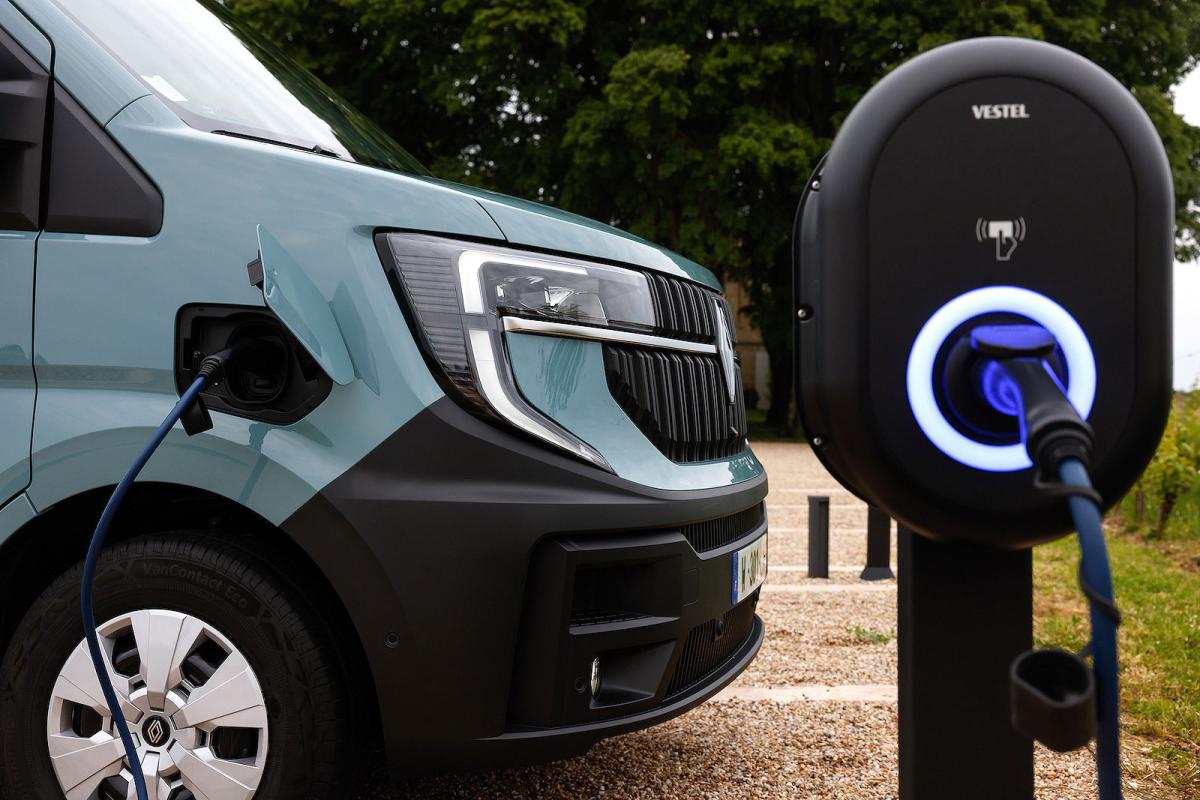 Renault Master E-Tech charging