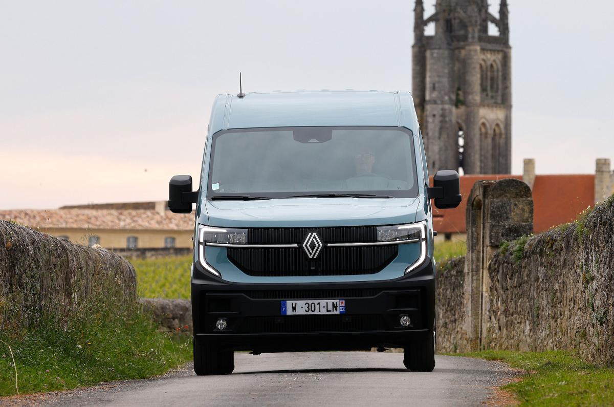 Renault Master E-Tech front driving