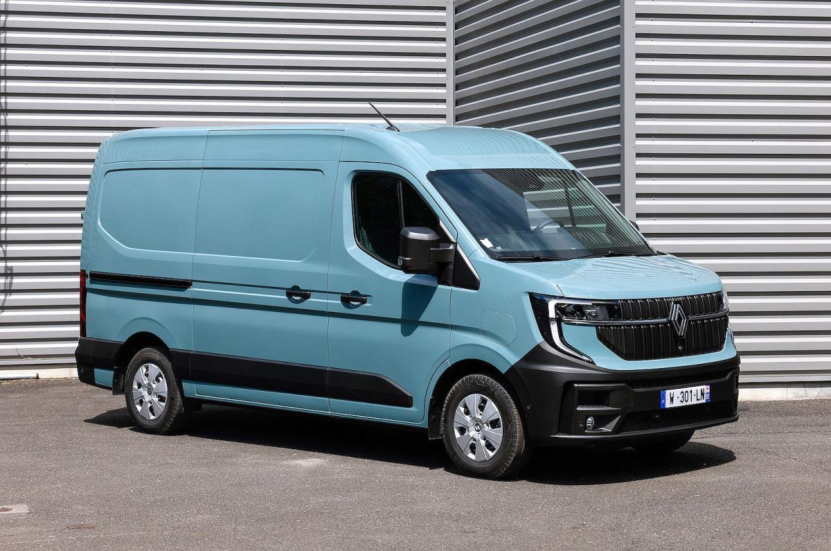 Renault Master E-Tech front right static
