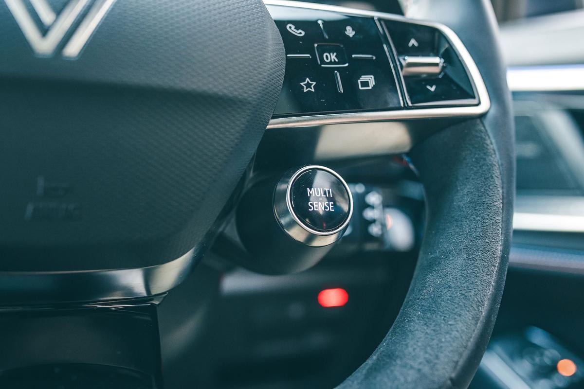 Renault Rafale steering wheel detail