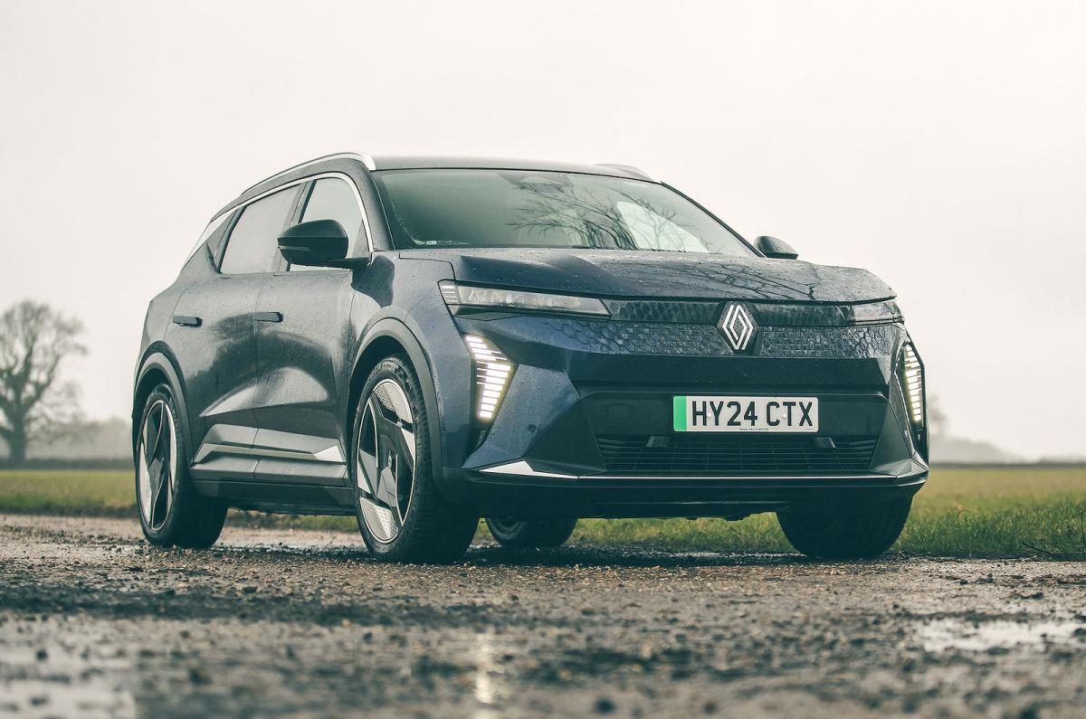 Renault Scenic E-Tech front right static