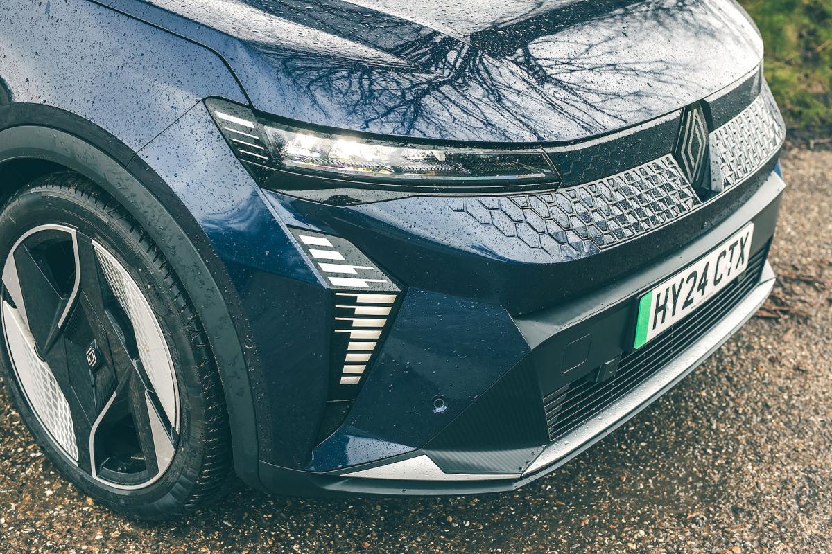 Renault Scenic E-Tech headlights