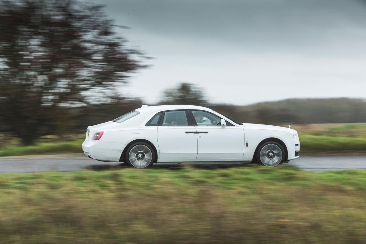 Rolls-Royce Ghost 2021 right panning