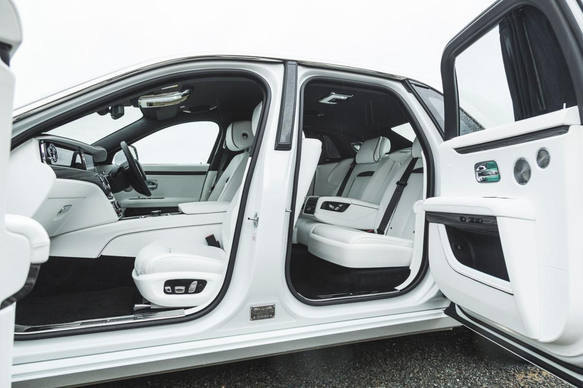 Rolls-Royce Ghost 2021 doors open