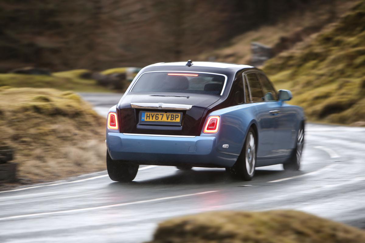 Rolls-Royce Phantom 2018 rear road tracking